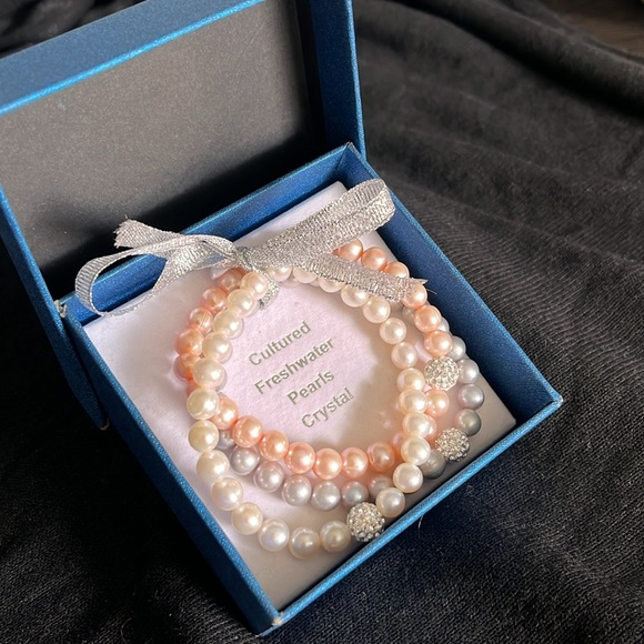 NWOT set 3 cultured freshwater pearl stretchy bracelets w/ a crystal accent bead - Picture 3 of 4